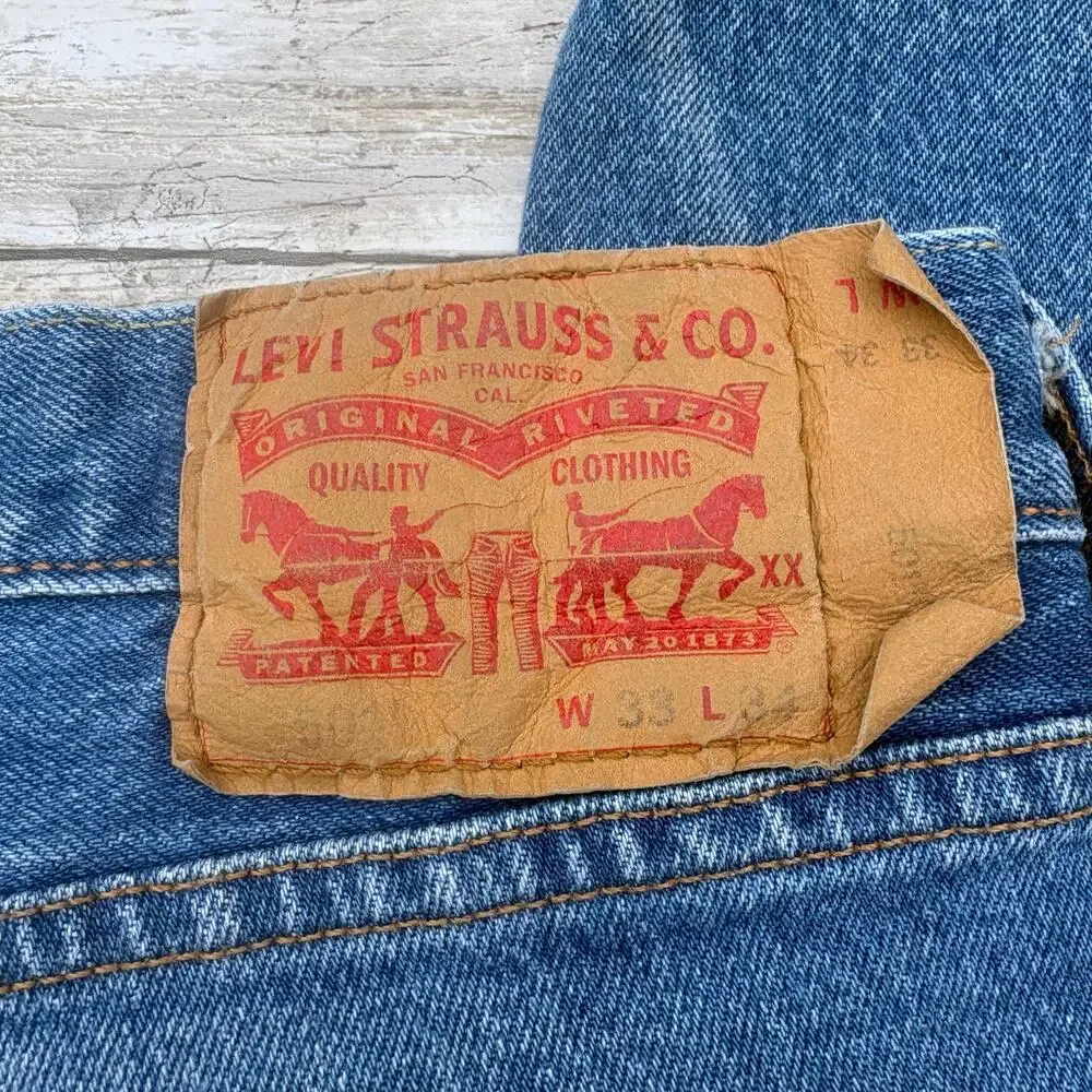 Levi’s‎ Jeans 501 33 x 34 Med Wash Button Fly Classic Casual Normcore Americana